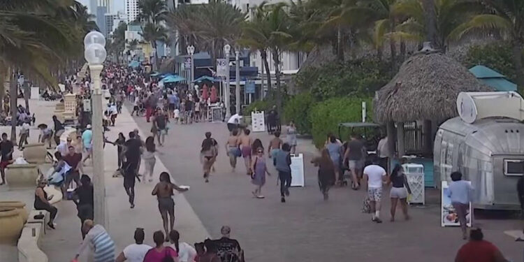 Banyak orang berlari karena panik setelah mendengar suara tembakan di Pantai Florida AS. (Sky News)