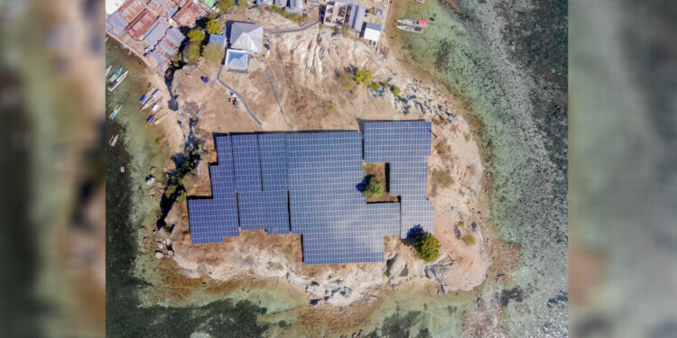 Pembangkit Listrik Tenaga Surya (PLTS) berkapasitas 530 kilowatt peak (kWp) di Pulau Messah, Kabupaten Manggarai Barat, Provinsi Nusa Tenggara Timur. Foto: Dokumen PLN