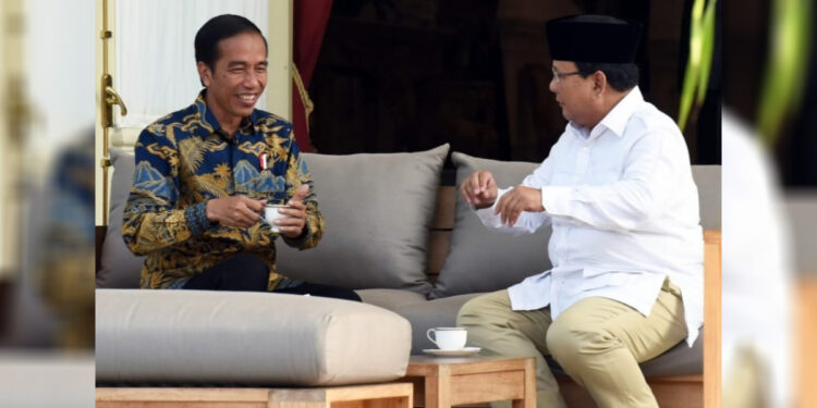 Presiden Jokowi menerima Ketua Umum Partai Gerindra Prabowo Subianto di Beranda Istana Merdeka, 2016. (Foto: setkab.go.id)