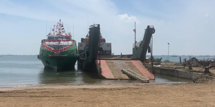 Pabrikan lokal yang merupakan perusahaan galangan kapal di Jawa Timur, mendapat pesanan kapal penumpang dari Malaysia dan Brunei Darussalam. Seremonial pembelian kapal pabrikan lokal tersebut telah dilakukan di galangan kapal Orela Gresik Jawa Timur, Minggu (21/5/2023). Foto: SKK Migas