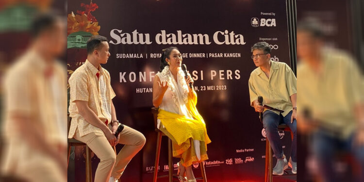 Produser Nicholas Saputra (kiri) dan Happy Salma (tengah), dalam konferensi pers Satu dalam Cita di Jakarta, Selasa (23/5/2023). Foto: Istimewa