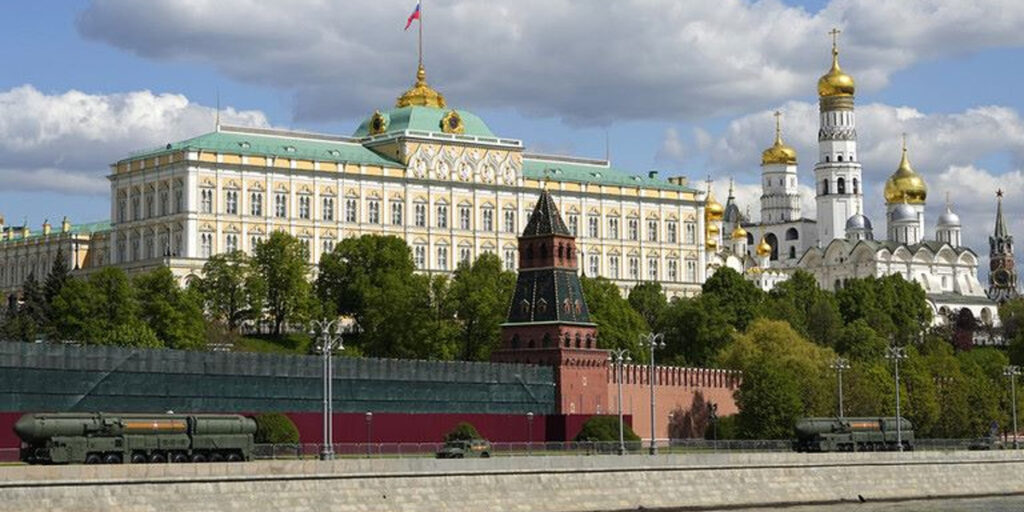 Kremlin Tidak Khawatir dengan Surat Perintah ICC terhadap Presiden Vladimir Putin - tembok Kremlin - www.indopos.co.id