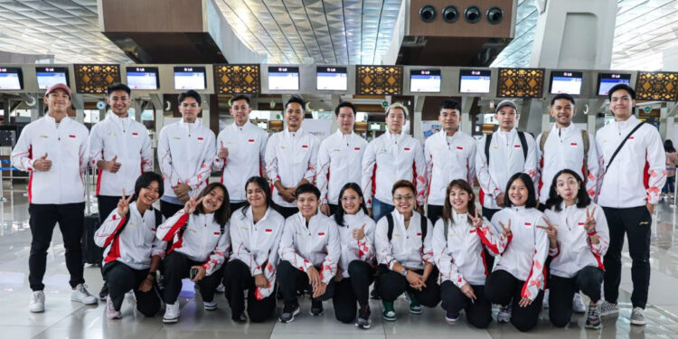 Sebanyak 20 anggota tim bulu tangkis Indonesia bertolak ke Suzhou, China untuk memperebutkan Piala Sudirman yang berlangsung  14-21 Mei 2023. Foto: Humas PBSI
