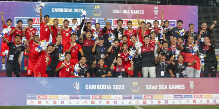 Tim nasional Indonesia U-22 meraih medali emas di SEA GameS 2023 Kamboja. Foto: Dokumen Kemenpora