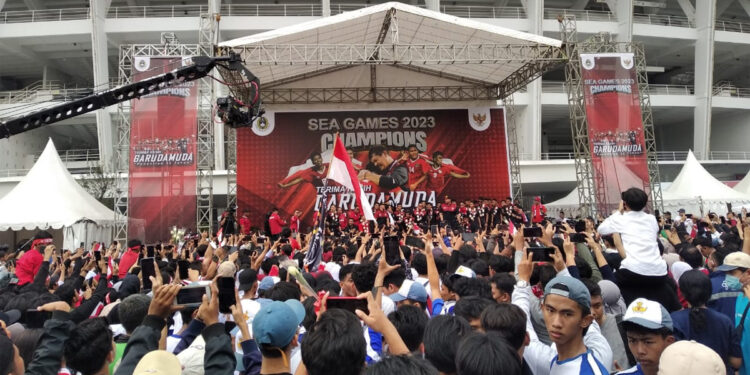 Konvoi juara SEA Games 2023 berakhir di Stadion Utama GBK, Jakarta. (Indopos.co.id/Dhika Alam Noor)