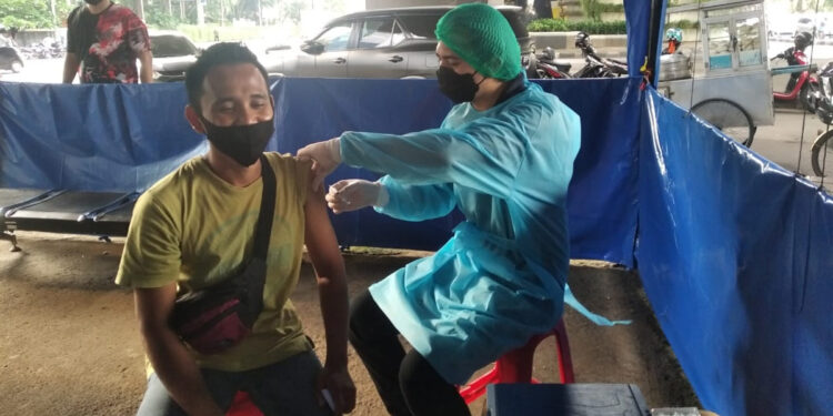 Pelaksanaan vaksinasi Covid-19 menyasar para pedagang di kawasan Slipi, Jakarta Barat. Foto: Dok Indopos.co.id