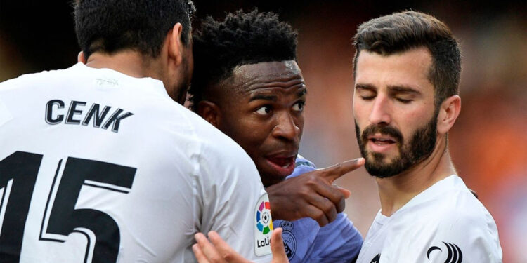 Bintang Real Madrid Vinicius Junior (tengah) memberi isyarat ke arah seorang suporter setelah mengalami  pelecehan rasis. Foto: Sky News
