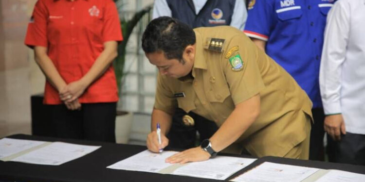 Wali Kota Tangerang Arief R Wismansyah menandatangani berita acara penyaluran dana hibah kepada partai politik (parpol) di Kota Tangerang. Foto: Humas Kota Tangerang