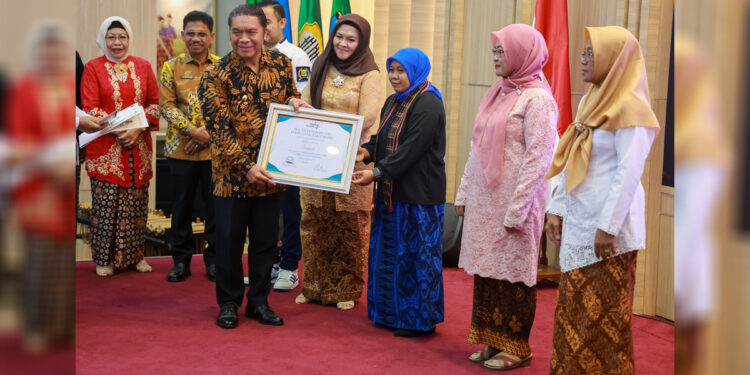 Penjabat (Pj.) Gubernur Banten Al Muktabar memberikan penghargaan kepada 8 wanita inspiratif. Foto: Humas Pemprov Banten untuk INDOPOS.CO.ID