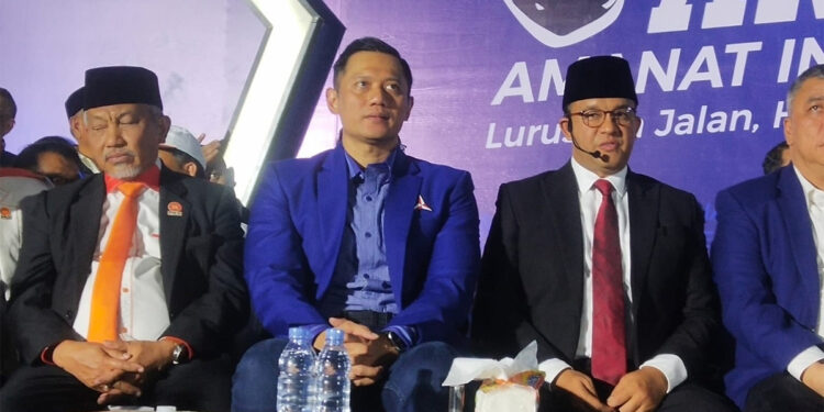 Presiden PKS Ahmad Syaikhu, Ketum Demokrat Agus Harimurti Yudhoyono dan Capres Anies Baswedan saat Hadir di acara Deklarasi Relawan di Jakarta. Foto: dil/indopos.co.id