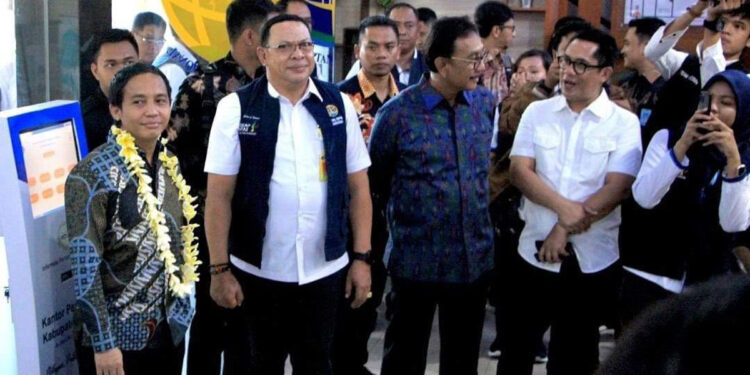Wakil Menteri Agraria dan Tata Ruang/Wakil Kepala Badan Pertanahan Nasional (Wamen ATR/Waka BPN) Raja Juli Antoni saat mengunjungi Kantah Badung, Bali. (Istimewa)