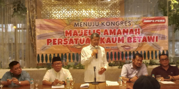Ketua Majelis Amanah Persatuan Kaum Betawi, Marullah Matali (tengah). Foto: Feris Pakpahan/INDOPOS.CO.ID