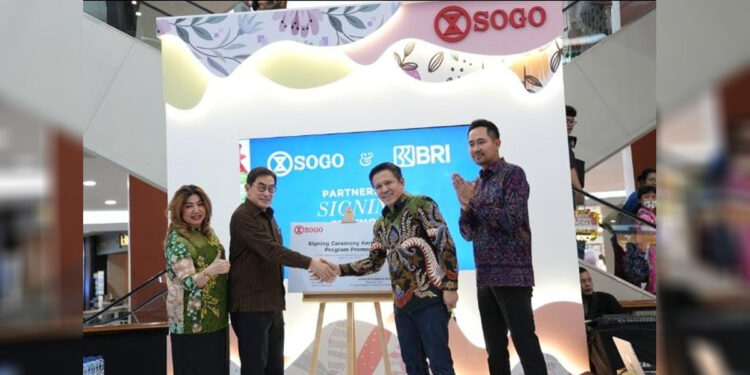 Kolaborasi dan sinergi penandatanganan perjanjian kerja sama antara BRI dengan SOGO Departement Store Indonesia pada hari Jumat, 9 Juni 2023 yang bertepatan dengan Beauty Festival di Sogo Mall K. Foto: Humas BRI