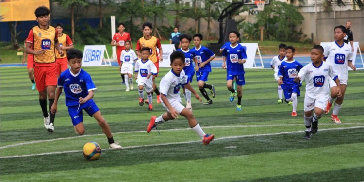 BRI memberikan bantuan berupa dana pendidikan kepada 50 anak/talenta muda sepak bola Indonesia dan peralatan olahraga untuk Sekolah Sepak Bola (SSB). Foto: Dok. BRI