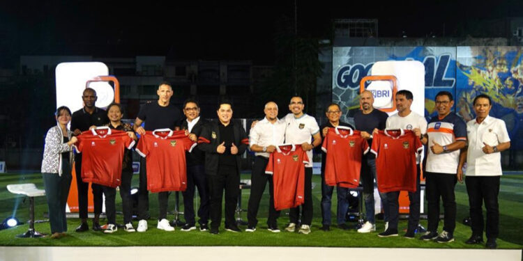 Sejumlah legenda sepak bola dunia yakni, Roberto Carlos, Marco Materazzi, Eric Abidal dan Juan Sebastian Veron menjadi pelatih sehari untuk pemain timnas Indonesia U-16. Foto: Dok PSSI