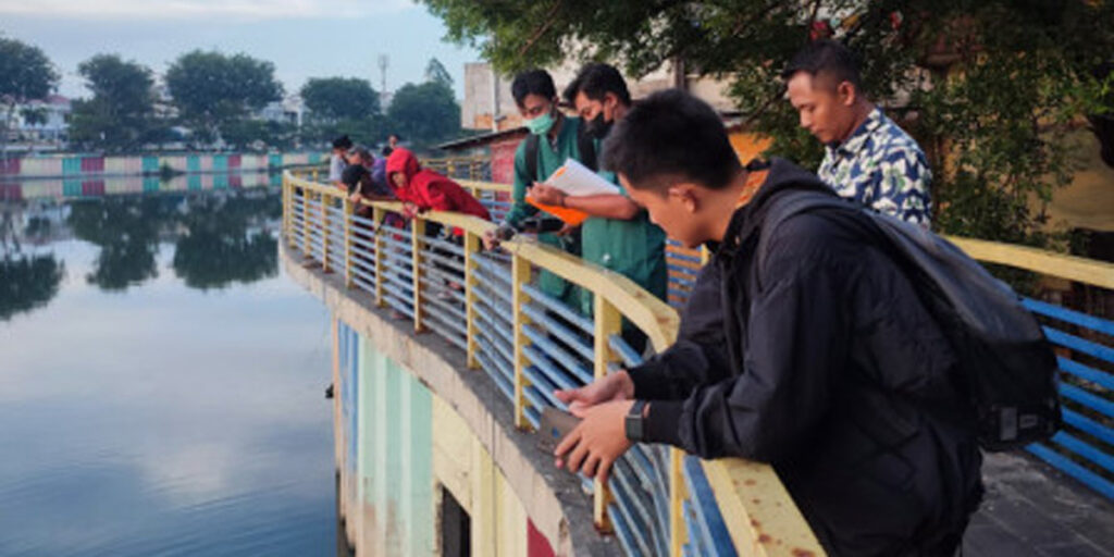 Diduga Ratusan Ikan Mati Akibat Limbah, Dinas KPKP Sidak dan Ambil Sampling Air Danau Sunter - danau sunter - www.indopos.co.id