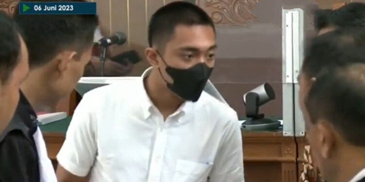Terdakwa Mario Dandy Satriyo menjalani sidang perdana kasus penganiayaan di PN Jaksel. Foto: Dok Tangkapan layar YouTube Kompas Tv