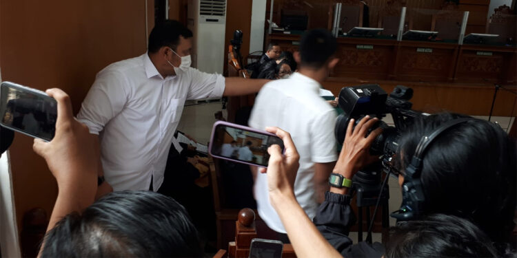 Terdakwa Mario Dandy Satriyo menjalani persidangan perdana kasus penganiayaan berat di PN Jaksel. Foto: Indopos.co.id/Dhika Alam Noor