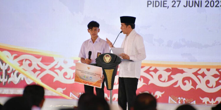 Presiden Joko Widodo menyerahkan bantuan kepada anak korban Pelanggaran HAM Berat di Aceh. Foto: Kemendikbudristek untuk INDOPOS.CO.ID