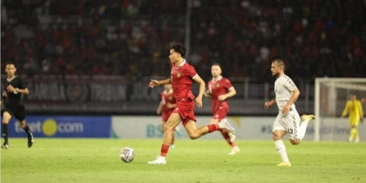 Pemain naturalisasi timnas Indonesia Rafael Struick menjelani debut lawan timnas Palestina dalam FIFA Matchday di Surabaya. Foto: Instagram/@rafaeldlstruick