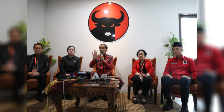 Konferensi pers Presiden Jokowi yang didampingi Ketum PDIP Megawati Soekarnoputri, Ketua DPP PDIP Prananda Prabowo dan Puan Maharani serta Bacapres 2024 Ganjar Pranowo. Foto: Dok. INDOPOS.CO.ID