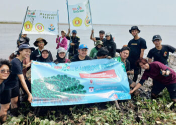 Komunitas Mangrovejakarta.id dan BEM FEB UPNVJ menanam mangrove dan pelepasan benih ikan & udang di Muara Sungai Tanjung Burung, Banten yang didukung oleh BNI. Foto: Mangrovejakarta.id