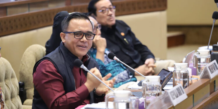 Menteri PANRB Abdullah Azwar Anas dalam Rapat Kerja dan Rapat Dengar Pendapat dengan Komisi II DPR RI, di Jakarta, Rabu (7/6). Foto: Humas Kementerian PANRB