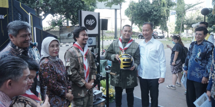 Menteri Perindustrian Agus Gumiwang Kartasasmita (kemeja putih), saat menghadiri peluncuran Konversi Kit Scooter Listrik IKM Elders Garage di Jakarta, Jumat (9/6/2023). Foto: Dokumen Kemenperin
