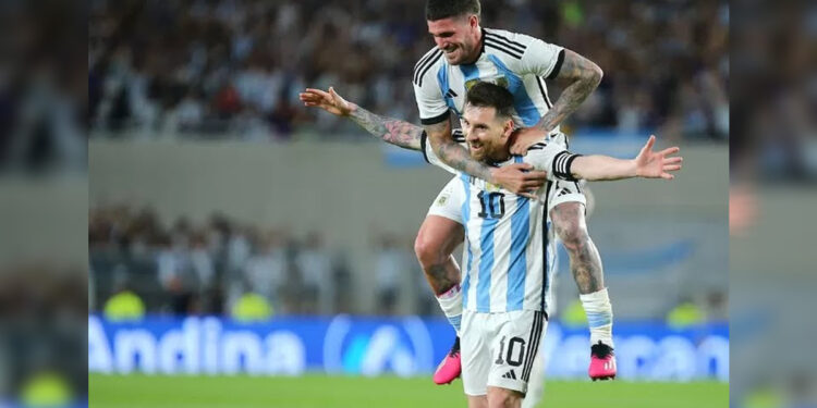 Pemain tim nasional Argentina Lionel Messi dan Rodrigo De Paul tampil di Piala Dunia 2022 Qatar pada Desember 2022 lalu. Foto: Instagram/@leomessi