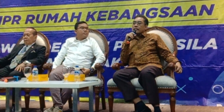 Wakil Ketua MPR RI Jazilul Fawaid (kanan). (Nasuha/ INDOPOS.CO.ID)