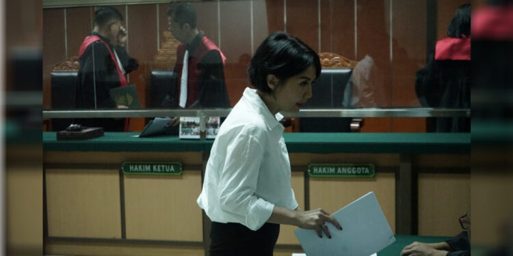 Terdakwa Natalia Rusli duduk di kursi pesakitan menjalani lanjutan kasus dugaan penipuan dan penggelapan di Pengadilan Negeri Jakarta Barat. Foto: Istimewa