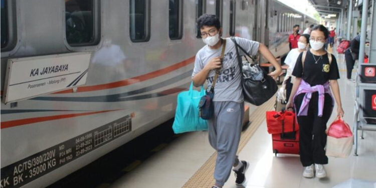 Penumpang Kereta Api Jarak Jauh (KAJJ) di Stasiun Gambir. Foto: Dok Daop 1 Jakarta
