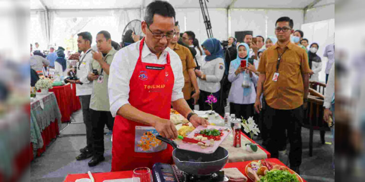 Pj Gubernur DKI Jakarta, Heru Budi Hartono saat mengikuti lomba masak nasi goreng. (Humas Pemprov DKI Jakarta)