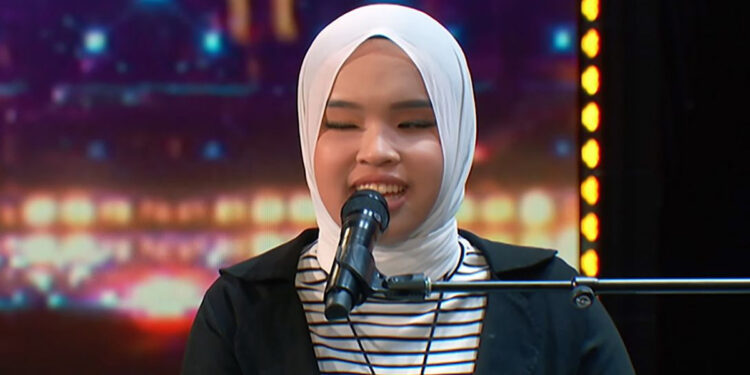 Penyanyi asal Indonesia, Putri Ariani berhasil meraih golden buzzer AGT 2023. Foto: YouTube America's Got Talent