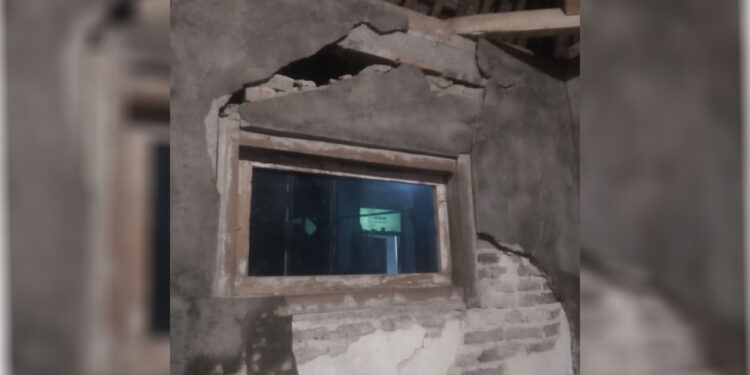Kondisi rumah rusak di Gunung Kidul akibat gempa bumi M 6,4 di Bantul, Jumat (30/6/2023) malam. Foto: Dok BNPB