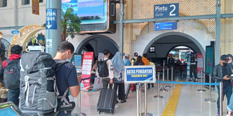 Suasana penumpang di Stasiun Kereta Api Pasar Senen, Jakarta Pusat, Senin (26/6/2023). Foto: Feris Pakpahan/INDOPOS.CO.ID