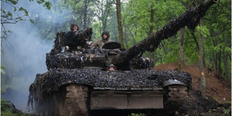 Tentara Ukraina dalam perjalanan menggunakan tank di sepanjang jalan menuju posisi mereka di Donbass, 23 Mei 2023. Foto: rt.com