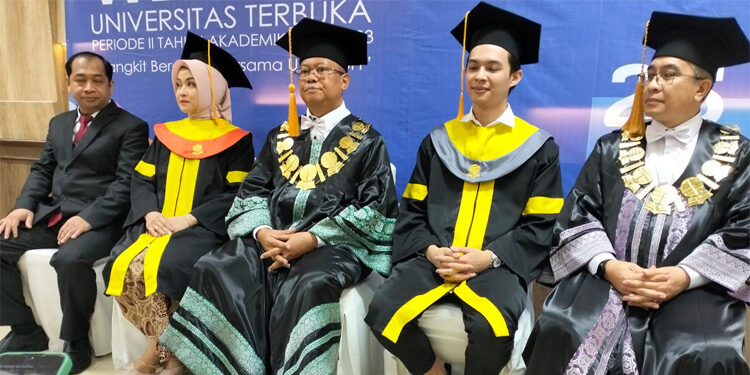 Rektor Universitas Terbuka (UT) Prof Ojat Darojat melakukan jumpa wartawan. Foto: Nasuha/ INDOPOS.CO.ID