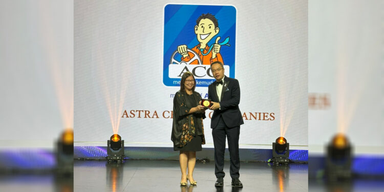 Astra Credit Companies (ACC) meraih 3 penghargaan di The HR Asia Best Companies to Work in Asia Awards. Penghargaan HR Asia Awards diterima oleh Chief Human Capital Officer ACC Matilda Esther (kiri) di Jakarta pada Selasa, 27 Juni 2023. Foto: Dokumen ACC