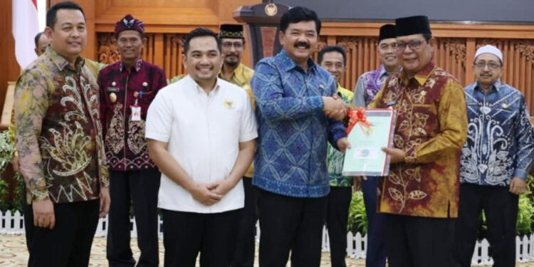Menteri ATR/Kepala BPN Hadi Tjahjanto menyerahkan 1.055 sertipikat aset BMN dan BMD yang ada di Kalimantan Selatan, pada Kamis (13/7/2023). Foto: Dok. Kementerian ATR/BPN