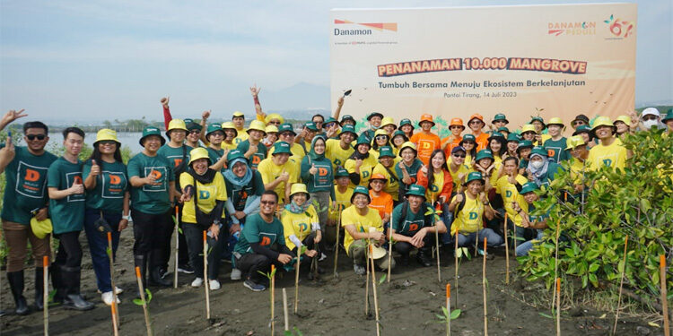 Danamon melalui program Danamon Peduli berkolaborasi dengan Yayasan BenihBaik Indonesia untuk menanam 10.000 pohon mangrove di Pantai Tirang, Semarang. Ftoo: Dok. Danamon