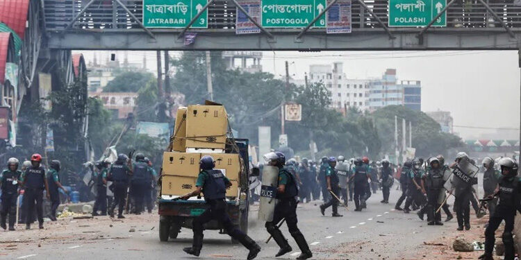 Polisi Bangladesh membubarkan massa pendukung partai oposisi di daerah Shonir Akhra di ibu kota Dhaka. Foto: Al Jazeera