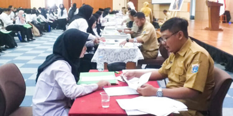 2.041 Guru Pegawai Pemerintah dengan Perjanjian Kerja (PPPK) saat menandatangani kontrak kerja. Foto: Humas Pemprov DKI Jakarta