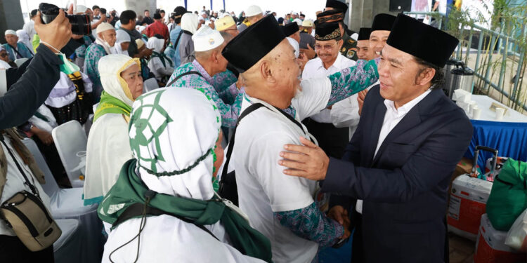 Pj Gubernur Banten Al Muktabar menyambut kedatangan jemaah haji kloter pertama. (Humas Pemprov Banten)