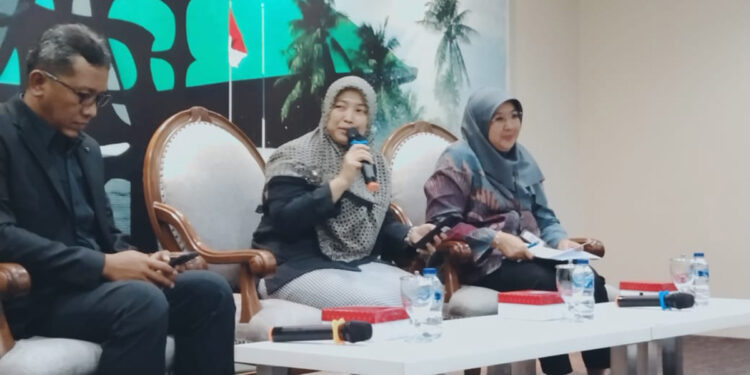 Wakil Ketua Komisi IX DPR RI Kurniasih Mufidayati (tengah). Foto: Nasuha/INDOPOS.CO.ID