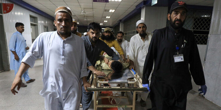 Beberapa orang mengangkut seorang pria yang terluka akibat bom di rumah sakit di Peshawar, Pakistan. Foto: Sky News