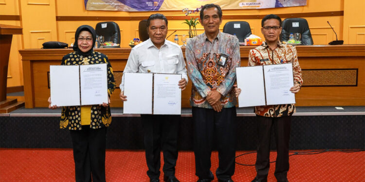 Penjabat (Pj) Gubernur Banten Al Muktabar (kedua dari kiri) raih penghargaan dari Komisi Aparatur Sipil Negara (KASN). Foto: Humas Pemprov Banten