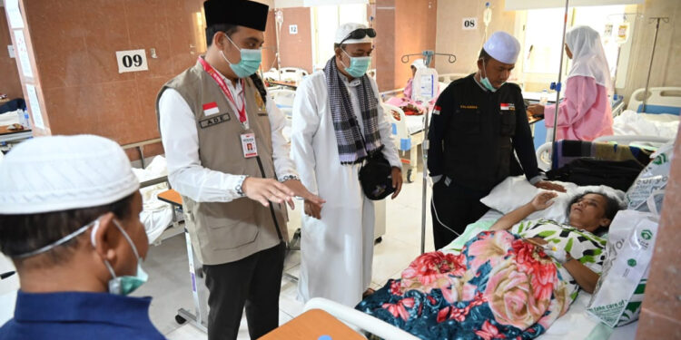 Anggota Tim Pengawas DPR RI Ade Rezki Pratama saat mengunjungi Klinik Kesehatan Haji Indonesia (KKHI) di Makkah, Arab Saudi. Foto: Humas DPR RI