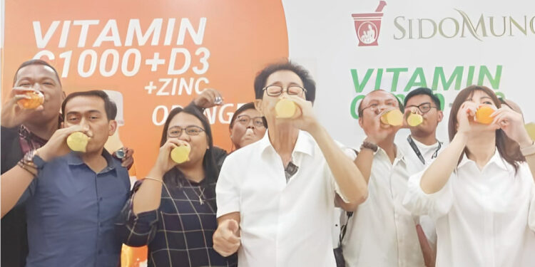 Sido Muncul meluncurkan produk minuman baru Vitamin C1000 + D3 + Zinc yang dikemas dalam botol berukuran 300 ml dan siap minum. Foto: Dok. Sido Muncul