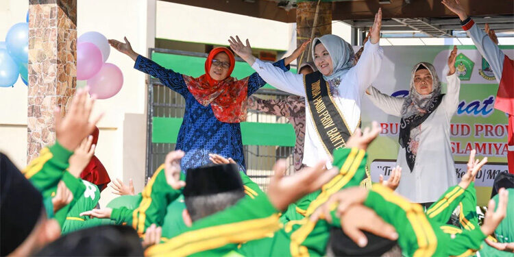 Ny Tine Al Muktabar mengajak siswa MI Islamiyah Negeri Ciwaru senam agar sehat. (Istimewa)